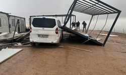 Siirt'te şiddetli fırtına işçilerin konteynerleri yıktı