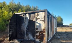 Manavgat'ta yol kenarındaki konteyner alev alev yandı