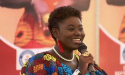 Ganalı eski güzellik kraliçesi şarkı söyleme rekoru kırdı