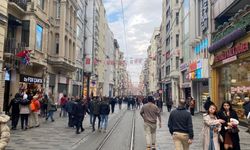 Taksim Meydanı ve İstiklal Caddesi Yılbaşı Coşkusunu Turistlerle Buluşturuyor!
