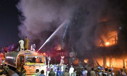 Pakistan'da mobilya çarşısında yangın çıktı: 5 ölü