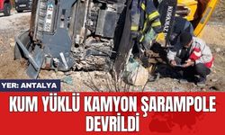 Antalya’da kum yüklü kamyon şarampole devrildi