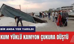 Adana'da bir anda yer yarıldı! Kum yüklü kamyon çukura düştü