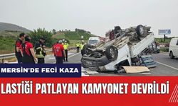 Mersin'de feci kaza! Lastiği patlayan kamyonet devrildi