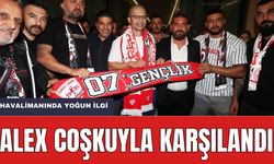 Antalyaspor'un Yeni Teknik Direktörü Alex Antalya'ya Geldi! Taraftardan Yoğun İlgi