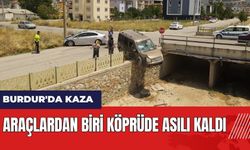 Burdur'da kaza: Araçlardan biri köprüde asılı kaldı