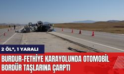 Burdur-Fethiye karayolunda otomobil bordür taşlarına çarptı