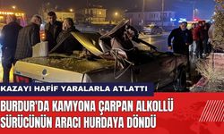 Burdur'da Kamyona Çarpan Alkollü Sürücünün Aracı Hurdaya Döndü