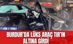 Burdur’da Lüks Araç TIR’ın Altına Girdi