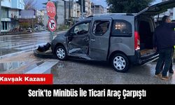 Serik'te Kavşak Kazası! Minibüs İle Ticari Araç Çarpıştı