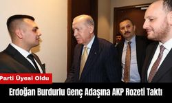 Erdoğan Burdurlu Genç Adaşına AKP Rozeti Taktı