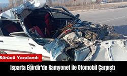 Isparta Eğirdir'de Kamyonet ile Otomobil Çarpıştı