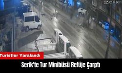 Serik'te Tur Minibüsü Refüje Çarptı! Turistler Yaralandı