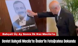 Devlet Bahçeli Meclis'te Önder'in Fotoğrafına Dokundu