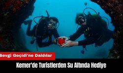 Kemer'de Dalış Yapan Turistlerden Su Altında Hediye