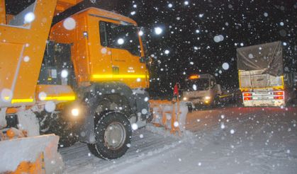 Antalya-Konya karayolunda kar kalınlığı 20 santime ulaştı, araçlar yolda kaldı