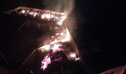 Çorum'da korkutan yangın! 3 traktör 1 kamyonet mandıra ve binlerce saman balyasının kül oldu