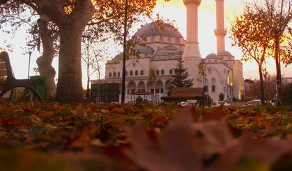 Kahramanmaraş'ın Afşin ilçesi Ashab-ı Kehf Külliye Camii ile gün batımında büyüledi