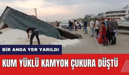 Adana'da bir anda yer yarıldı! Kum yüklü kamyon çukura düştü