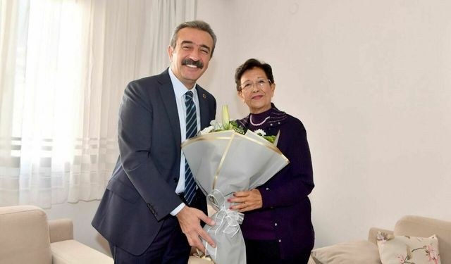 Çukurova Belediye Başkanı Öğretmenler Günü'nde öğretmenini unutmadı