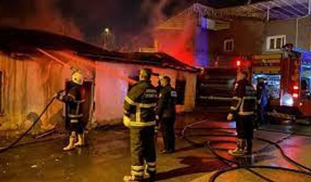 Adana'da yangın çıkan ev kullanılamaz hale geldi