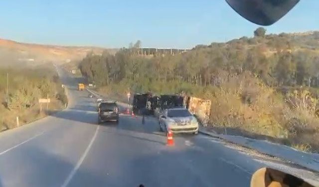 Tarsus'ta devrilen tırın şoförü yaralandı