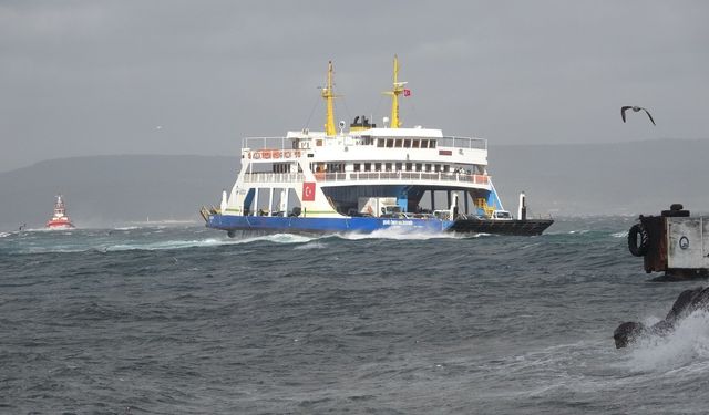 Çanakkale'de fırtına nedeniyle feribot seferleri iptal edildi