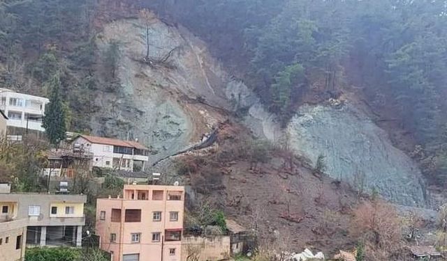 Hatay'da heyelan! İki yayla evi zarar gördü