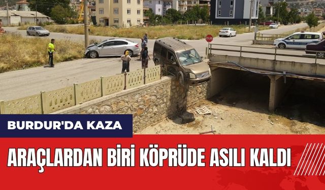 Burdur'da kaza: Araçlardan biri köprüde asılı kaldı