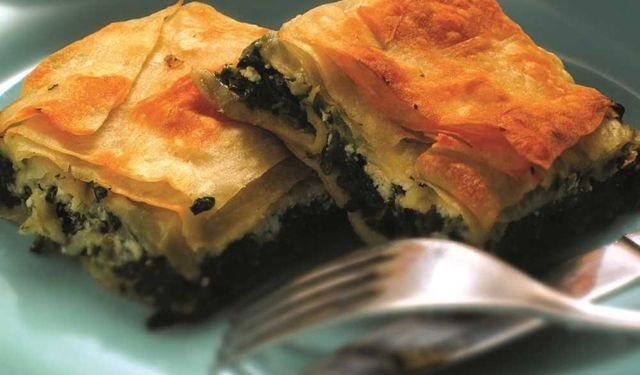 Antalya ıspanaklı kuru börek nasıl yapılır? Ispanaklı kuru börek tarifi