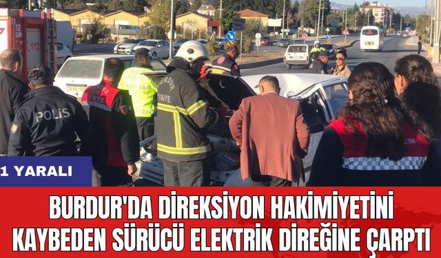 Burdur'da direksiyon hakimiyetini kaybeden sürücü elektrik direğine çarptı