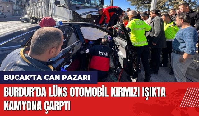 Burdur'da Lüks Otomobil Kırmızı Işıkta Kamyona Çarptı