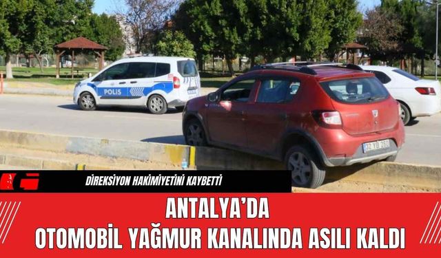 Antalya’da Otomobil Yağmur Kanalında Asılı Kaldı