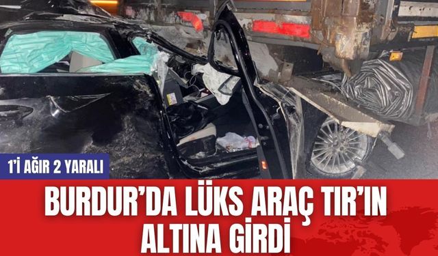 Burdur’da Lüks Araç TIR’ın Altına Girdi