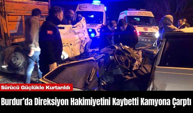 Burdur’da Direksiyon Hakimiyetini Kaybetti Kamyona Çarptı