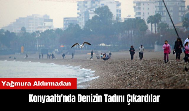 Konyaaltı'nda Yağmura Aldırmadan Denizin Tadını Çıkardılar