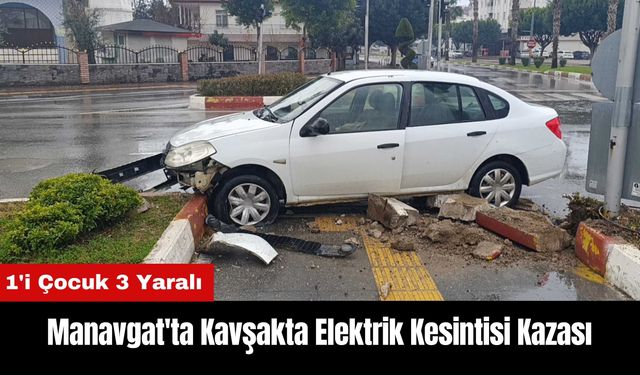 Manavgat'ta Kavşakta Elektrik Kesintisi Kazası: 1'i Çocuk 3 Yaralı