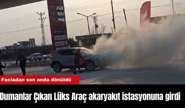 Dumanlar Çıkan Lüks Araç akaryakıt istasyonuna girdi