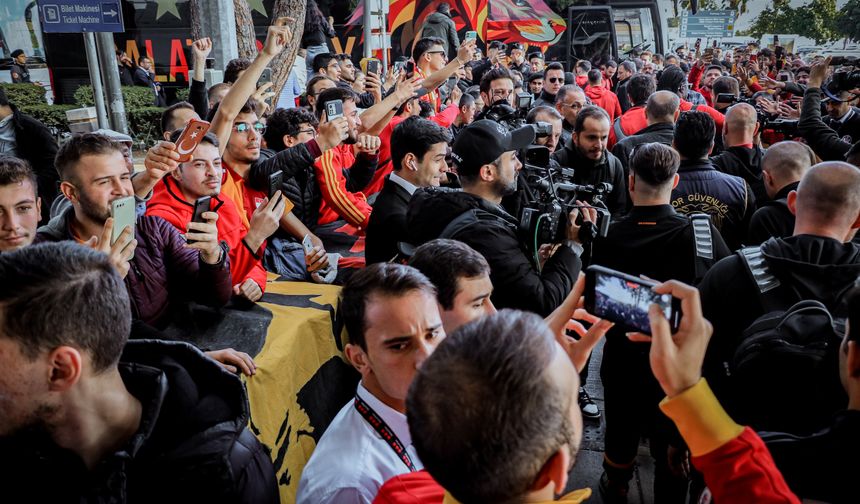 Antalya’ya gelen Galatasaray'a havalimanında coşkulu karşılama