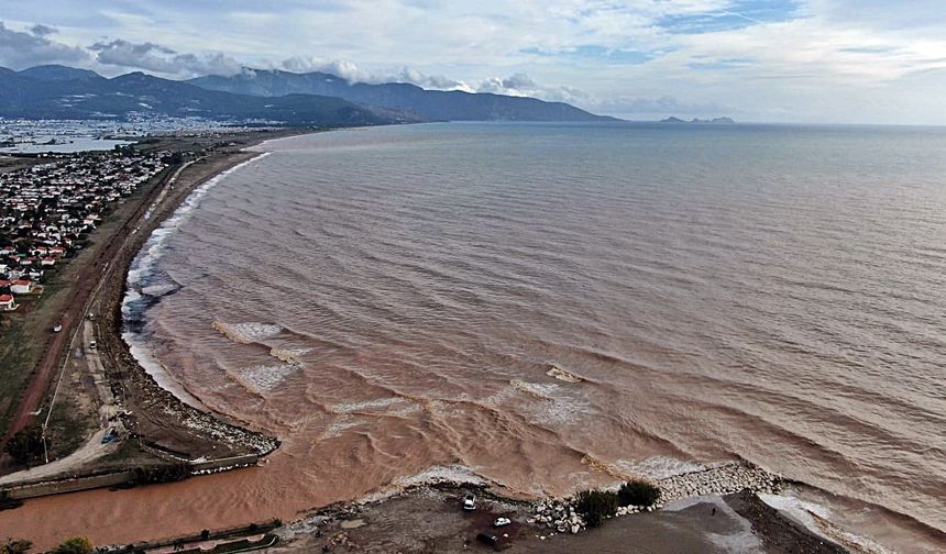 Akdeniz’le birleşen sel suları iki ilçenin kıyı şeridini kahverengiye bürüdü