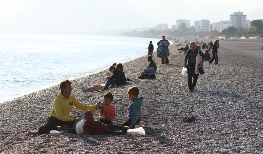 Antalya'da Aralık ayı sonunda deniz keyfi