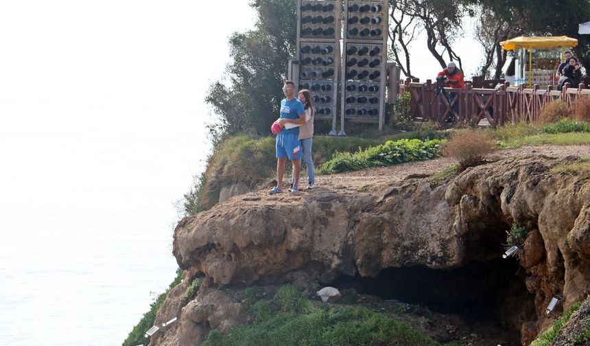 Turist çiftin uçurum kenarındaki romantizmi yürekleri ağza getirdi