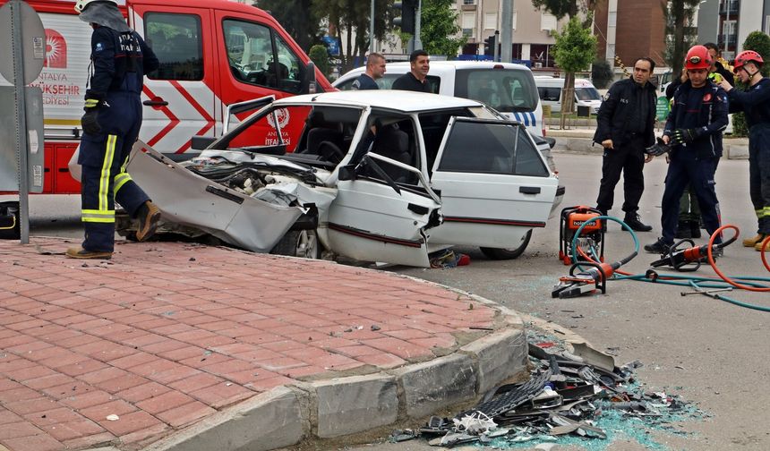 Antalya'da LPG yakıt tankını ön koltuğa kadar getiren kaza: 3 yaralı