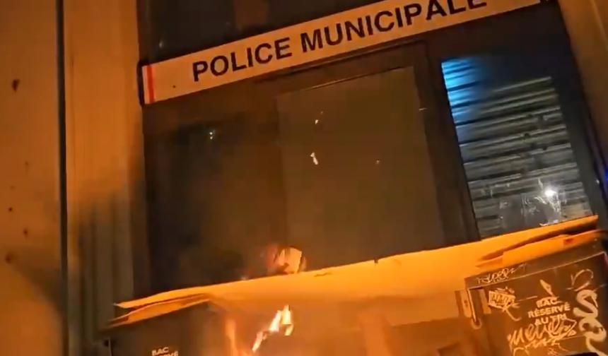 Protestolar sırasında Fransa'da bir yerde polis belediyesi böyle yandı (video haber)