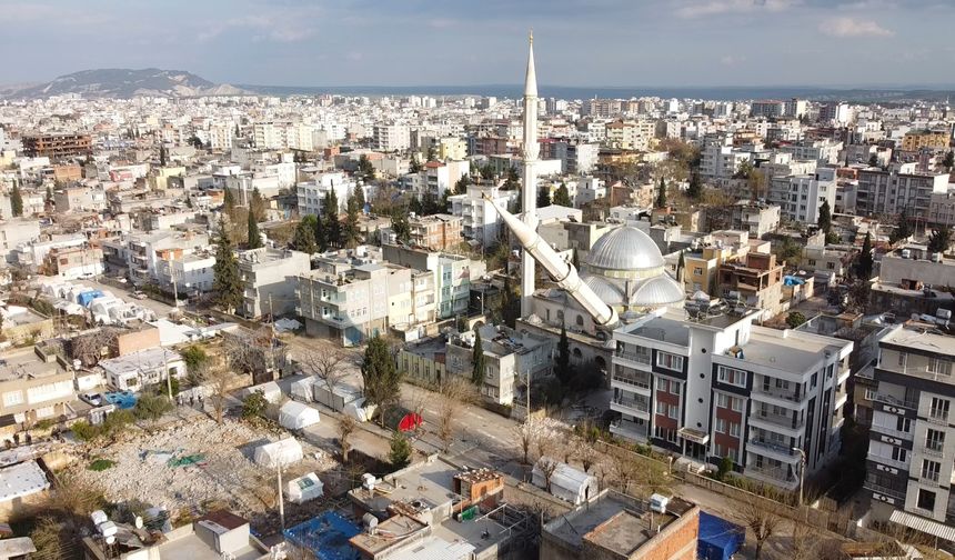 Yanlış hesaplandı...Minare evin üzerine devrildi