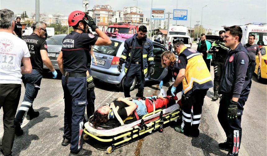 Antalya'da 4 aracın karıştığı, 7 kişinin yaralandığı kazada can pazarı yaşandı