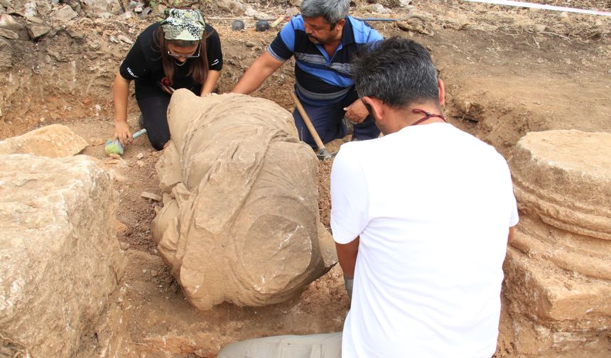 Anemurium antik kentinde 1800 yıllık kadın heykeli bulundu