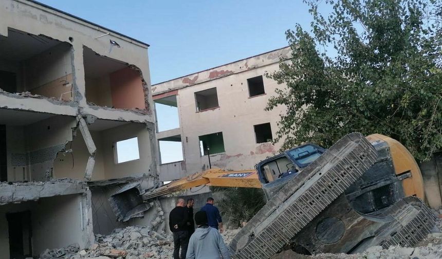 Hatay'da kepçe yıkım yaparken devasa yarığın içine düştü
