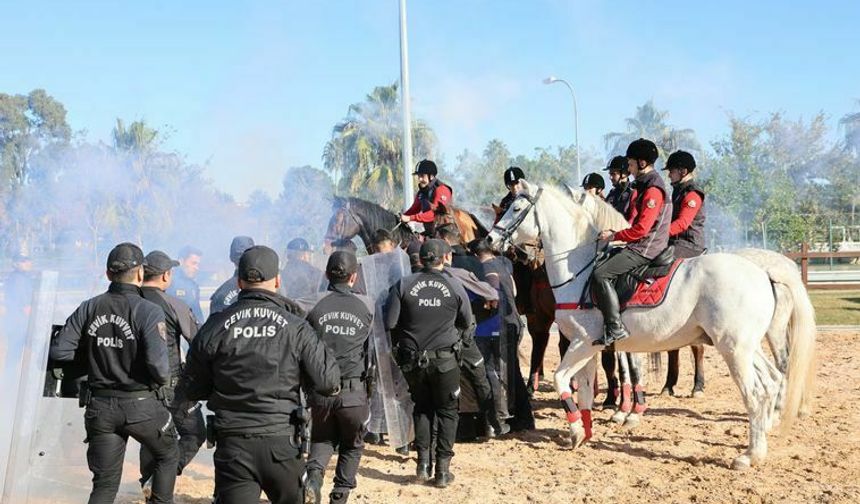 Atlı polislerden gerçeği aratmayan tatbikat