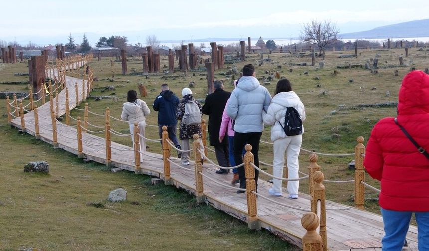 Ahlat'ın Tarihine Yolculuk: Selçuklu Meydan Mezarlığı'nın Büyülü Atmosferi